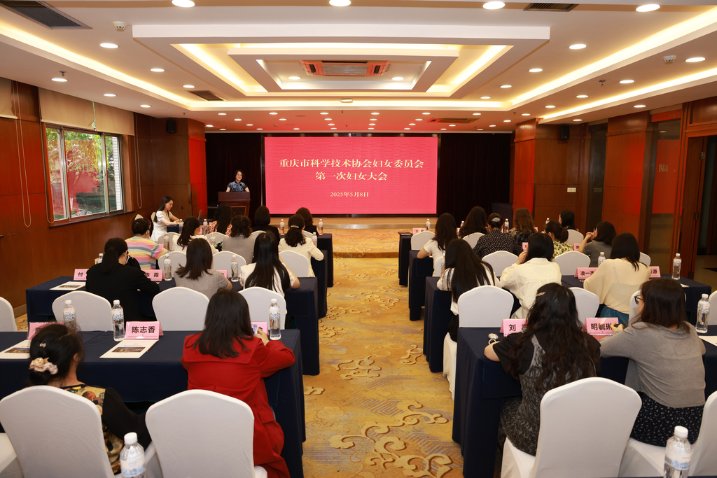 市科协党组成员、副主席戈帆讲话。