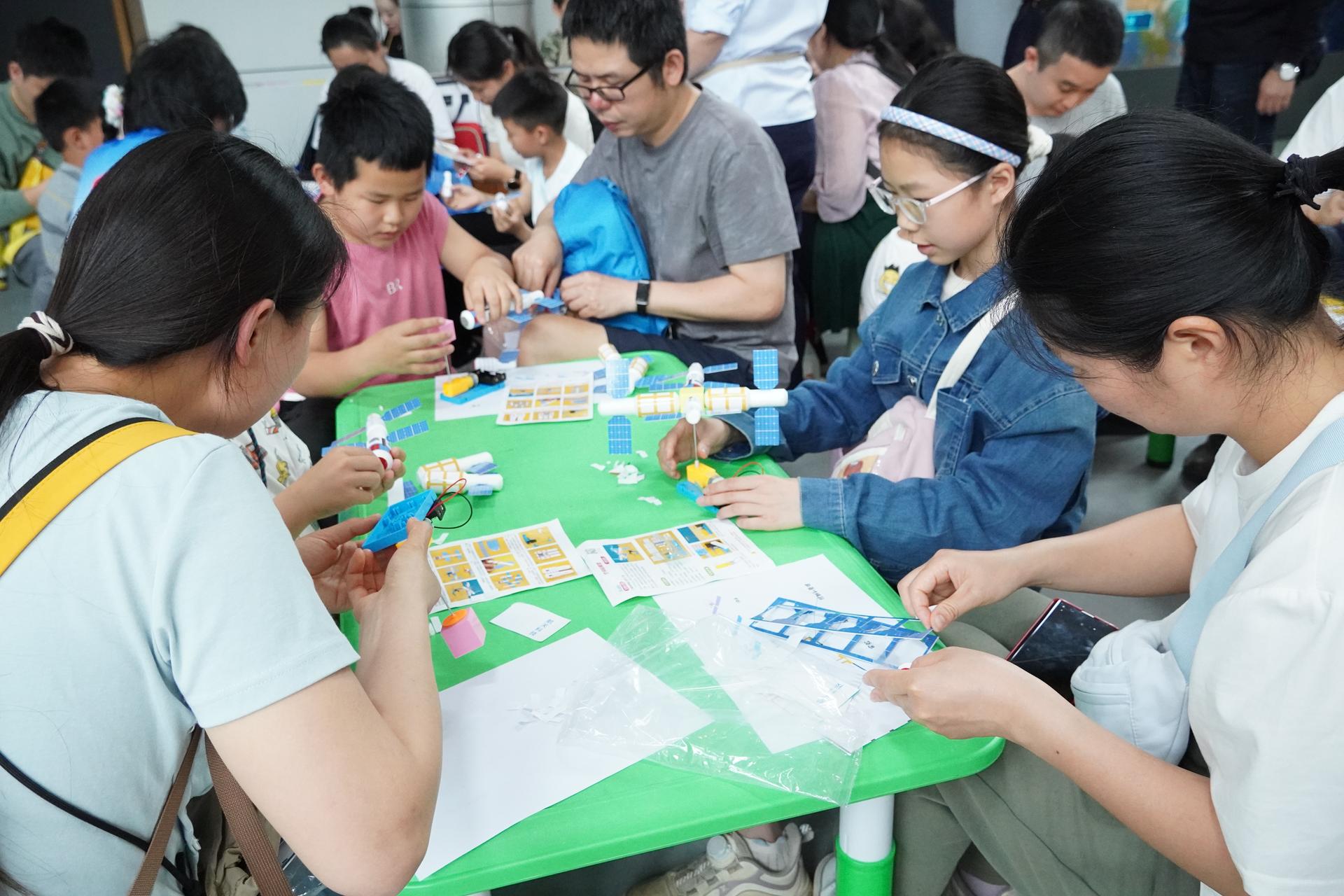 亲子家庭动手制作天宫空间站模型 (1)