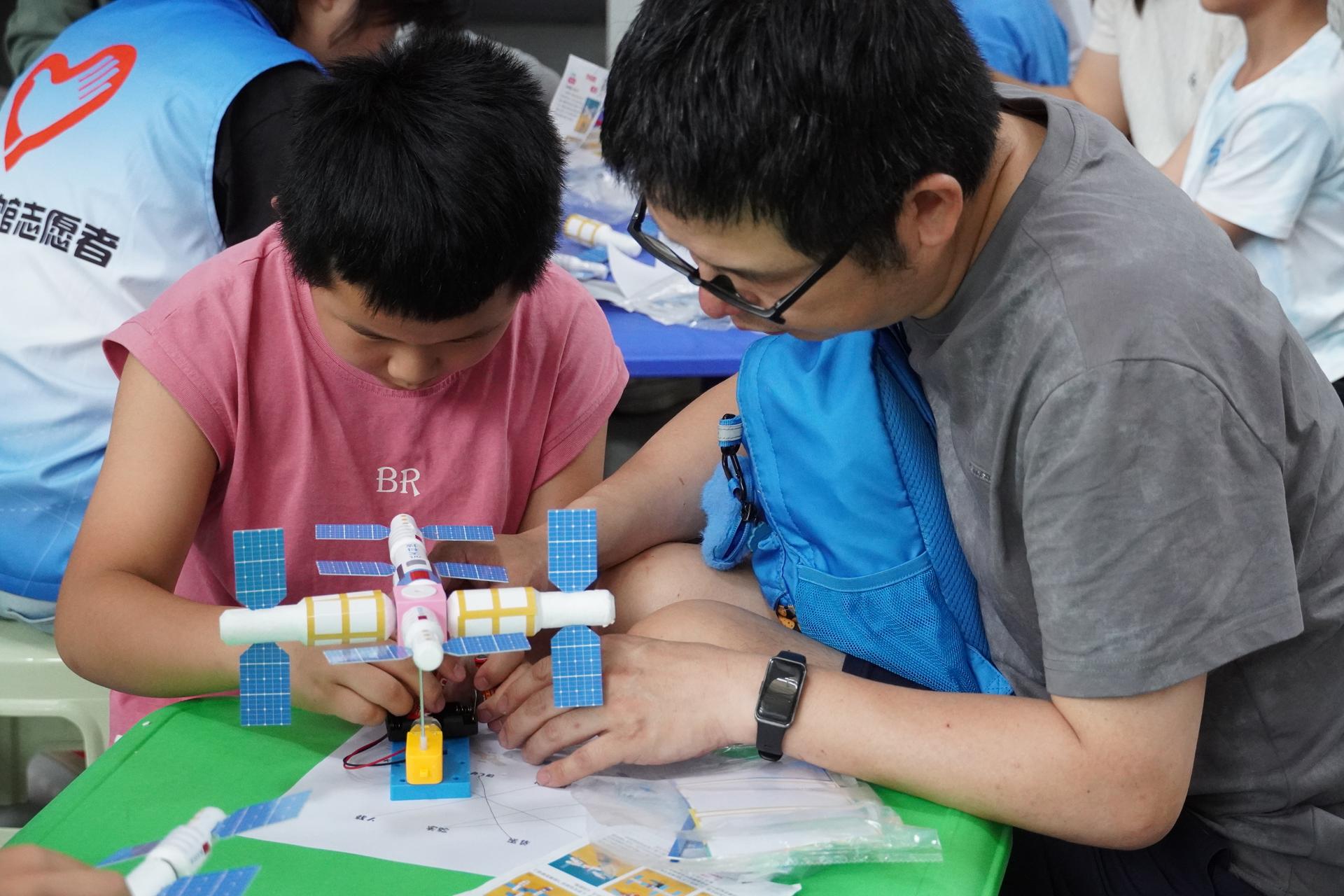 亲子家庭动手制作天宫空间站模型 (2)